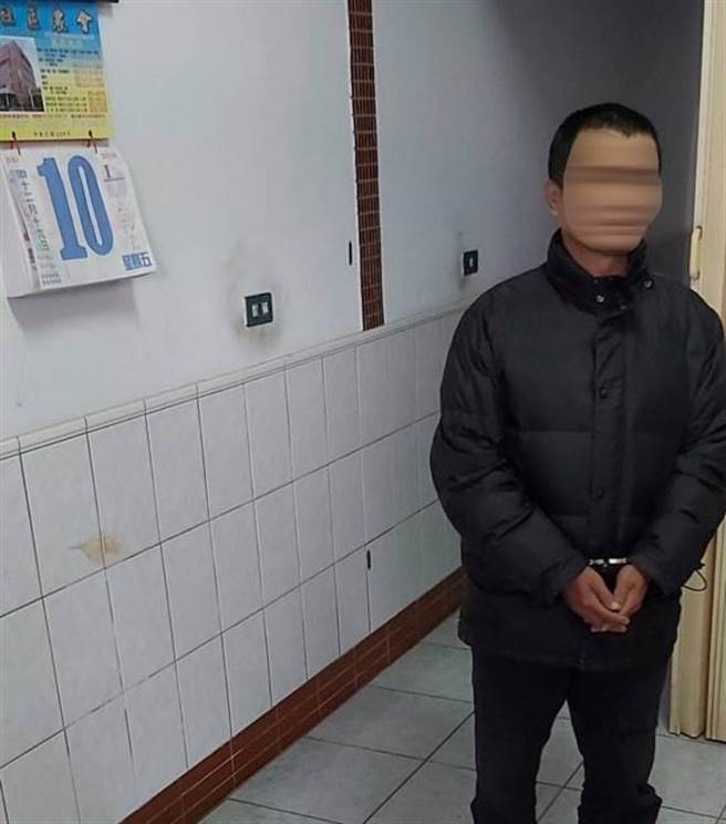 朱姓男子潜入桥头区一栋透天厝的楼梯间睡觉，屋主发现通报警方到场处理。（翻摄照片／林瑞益高雄传真）