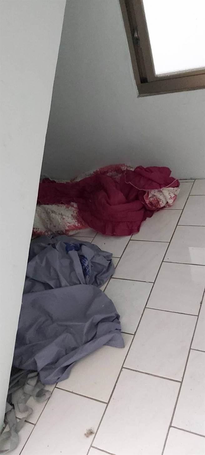 朱姓男子潜入桥头区一栋透天厝的楼梯间（图）睡觉，还偷取屋主的棉被与枕头。（翻摄照片／林瑞益高雄传真）