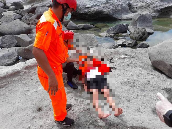 从北部来花莲访友的陈女，26日上午前往石梯坪游憩区后就失联，经海巡搜寻后，竟意识模糊地倒在礁岩区，幸无生命大碍。（海巡署东部分署第一二岸巡队提供／罗亦晽花莲传真）