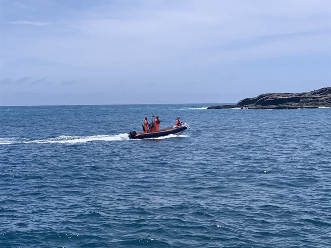 海巡人员出动巡逻艇，在花莲县丰滨乡石梯坪岸际地毯式搜寻陈女的身影。（海巡署东部分署第一二岸巡队提供／罗亦晽花莲传真）