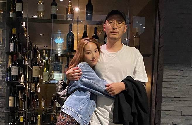 翁馨仪与丈夫张少怀昨迎接婚礼8周年。（图／取材自翁馨仪脸书）