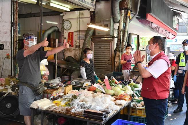 新北市长侯友宜上午至板桥湳兴市场视察防疫情形。（新北市政府提供）