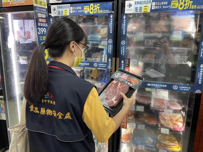 食安处监测各通路贩售的肉品，维护民眾食的安全。（台中市府提供／卢金足台中传真）