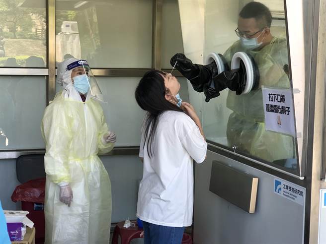 金门县卫生局今天表示，基于防堵新冠病毒和保全金门医疗量能，自金门机场入境的旅客仍应配合实联制，并接受快筛检测。（李金生摄）