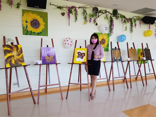 台东马偕医院病患家属邱文娟27日为癌末父亲办画展。（台东马偕提供／蔡旻妤台东传真）