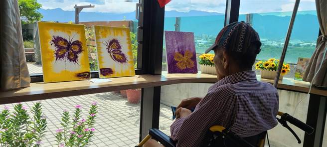 台东马偕医院病患家属邱文娟27日为癌末父亲办画展。（台东马偕提供／蔡旻妤台东传真）