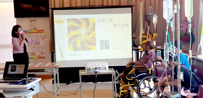 台东马偕医院病患家属邱文娟27日为癌末父亲办画展。（台东马偕提供／蔡旻妤台东传真）