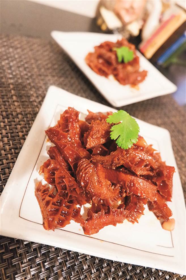 臺式滷牛肚当冷盘，做为年夜菜之一(林冠仪摄影)
