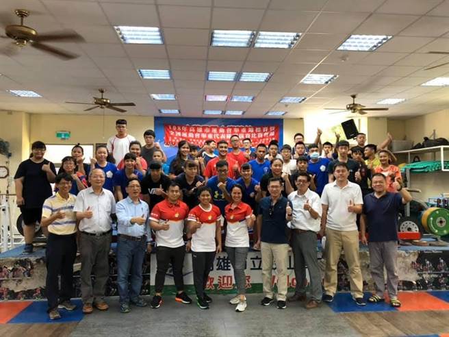 曾来高雄受训的菲律宾举重选手Hidilyn Diaz（最前排左5）。（图片翻拍自高雄市鼓山高中校长庄福泰脸书）