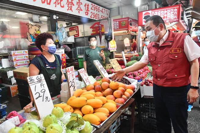 新北市长侯友宜上午至板桥湳兴市场视察防疫情形。（新北市政府提供）