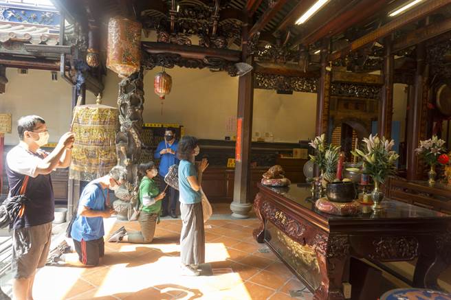 台中市南屯区万和宫妈祖庙今天起遵照防疫指引规定，开放信眾入庙拜拜。（万和宫提供）