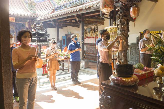 台中市南屯区万和宫妈祖庙今天起遵照防疫指引规定，开放信眾入庙拜拜。（万和宫提供）