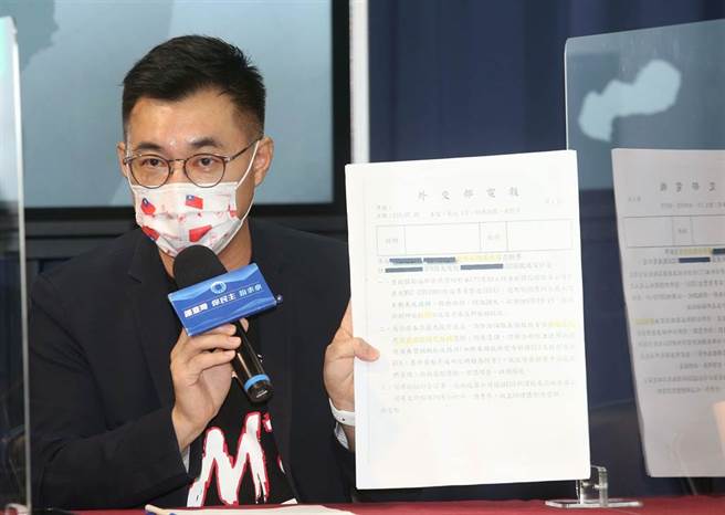 國民黨27日召開「蔡政府把高端疫苗當大禮？」記者會，主席江啟臣（圖）拿出外交部公文，指出政府為何將剛EUA的高端疫苗援助友邦，充滿風險及不確定性，恐危及台灣誠信。（王英豪攝）
