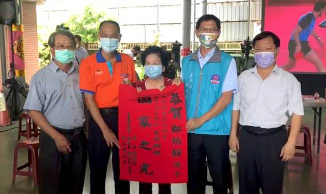 台南市議長郭信良託人致贈紅榜祝賀鄭怡靜勇奪東奧桌球混雙銅牌。（洪榮志攝）