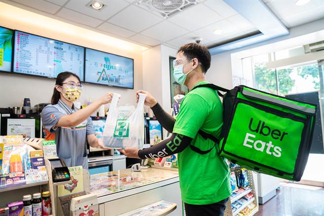Uber Eats 宣布自7月29日起，全台北中南限定200间 7-ELEVEN 上线平台，消费者打开  App  一键下订，30分钟即可快速收到商品！（Uber Eats提供／黄慧雯台北传真）