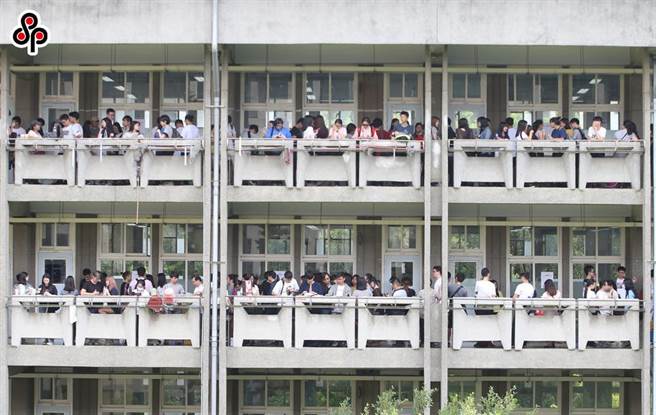 


大学入学考试中心也特别提醒，为避免人群聚集，三天考试期间，不开放集体报名单位设置考生服务队与陪考。(图/本报系资料照)