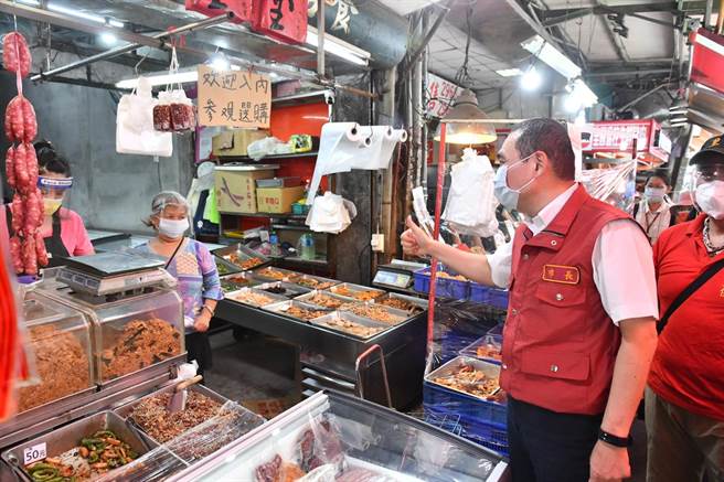 新北市长侯友宜上午至板桥湳兴市场视察防疫情形。（新北市政府提供）
