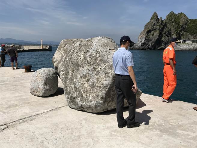 烟花颱風入侵，基隆嶼碼頭邊出現落石。（基隆市政府提供／陳彩玲基隆傳真）