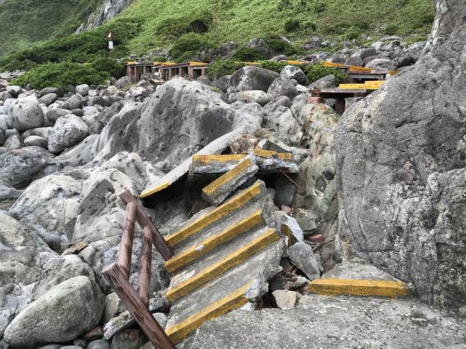 烟花颱風影響，基隆嶼濱海步道遭破壞。（基隆市政府提供／陳彩玲基隆傳真）