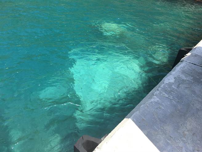 烟花颱風影響，基隆嶼岸邊堆積許多石塊，導致船隻無法停靠。（基隆市政府提供／陳彩玲基隆傳真）