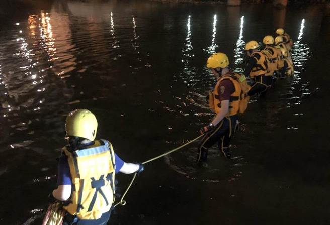 ▲桃园芦竹26日晚间1名男子因情侣吵架气炸跳溪，消防人员获报后到场以人链方式搜索抢救。（萧灵玺翻摄）