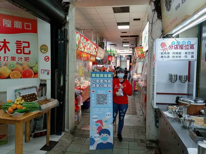 新竹都城隍庙小吃摊终于开门，让嘴馋的民眾终于可以前来大饱口福。（邱立雅摄）