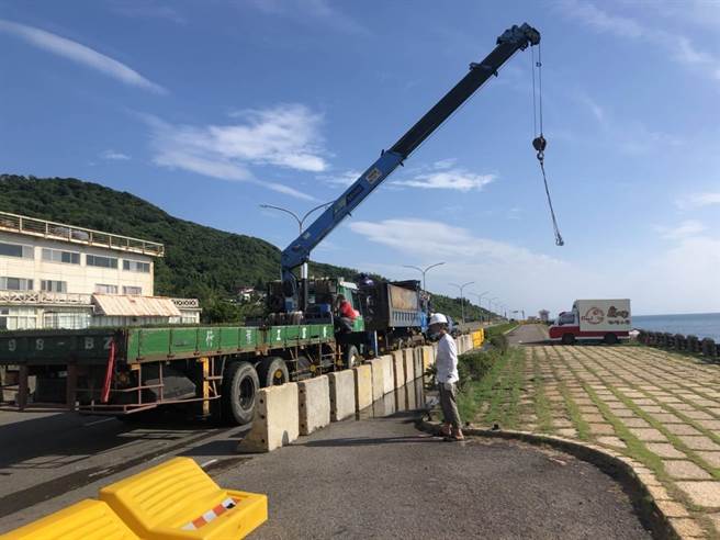 中角湾至跳石海岸观海平台护栏拆除作业。（金山区公所提供）