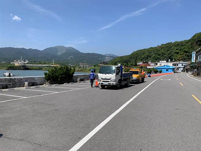 金山水尾停车场撤除三角锥。（金山区公所提供）