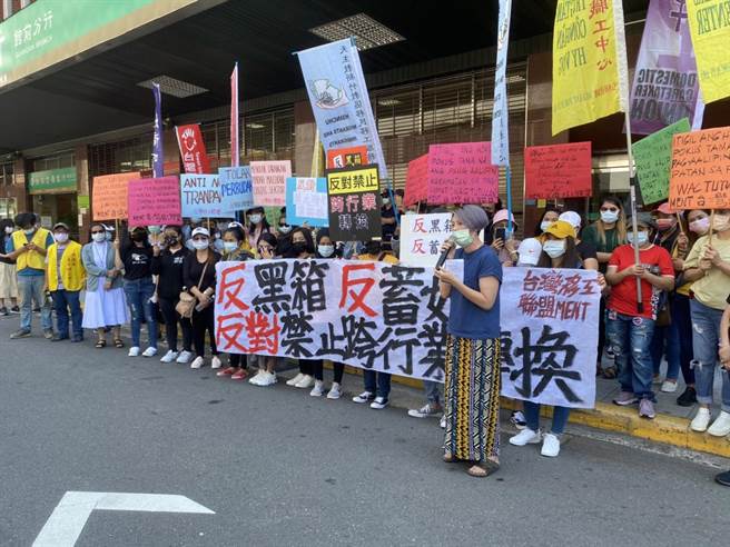 勞團呼籲勞動部「懸崖勒馬」，重新召開多方會議、解決「家庭看護工沒有勞動法令保障」與「政府長照服務不足」。（林良齊攝）