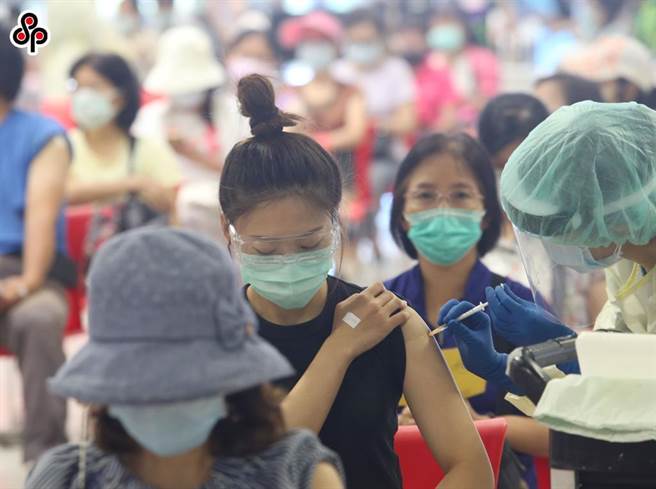 北市國高中教職員及警消第一線人員7月26日在花博爭豔館施打第二劑AZ疫苗。(本報資料照)