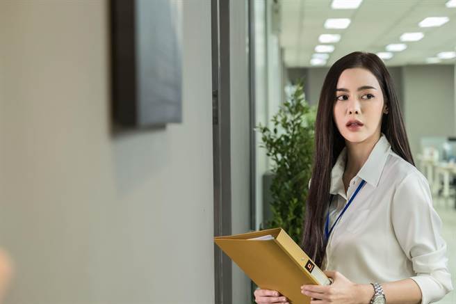泰國女神Ice飾演認真積極的公司公關。（威視電影提供）