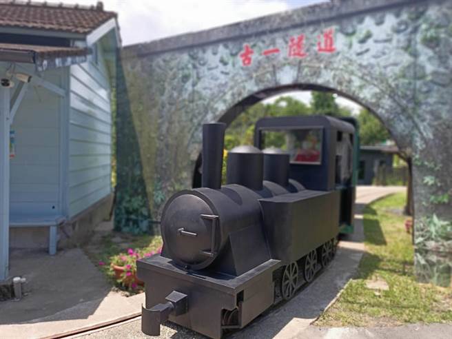 宜兰县三星乡天送埤森铁文创园区的復刻板小火车，休息停驶了两个多月后，27日终于重新载客。（胡健森摄）
