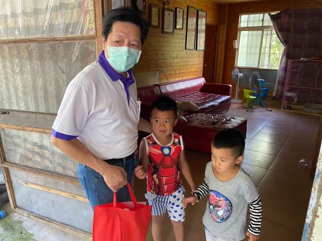 政府8月1日起加碼育兒津貼至3500元，前立委鄭寶清2018年曾提案爭取育兒津貼補助，獲得時任行政院長賴清德支持與重視，給予每位嬰幼兒每月2500元的津貼補助。(楊宗灝翻攝)