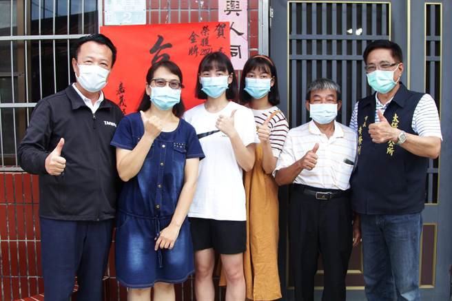 目前就读嘉义高中的杞亮昀（左三）荣获今年国际生物奥林匹亚金牌。（嘉义县政府提供／张亦惠嘉县传真）
