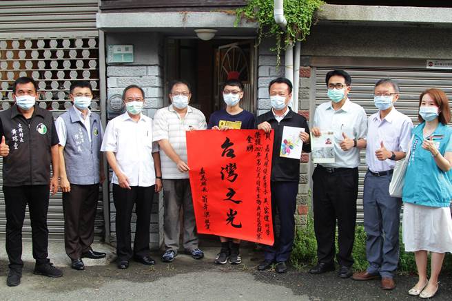 目前就读嘉义高中的吴家恺（中）荣获今年国际生物奥林匹亚金牌。（嘉义县政府提供／张亦惠嘉县传真）