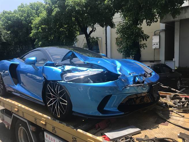 国道一号北向近高科交流道今（27）日发生3车连环撞车祸，其中一台车还是千万超跑麦拉伦。（林瑞益摄）