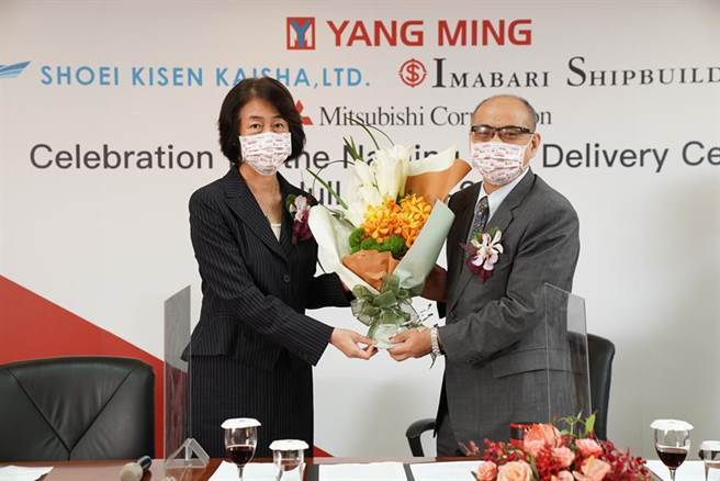 陽明海運全新11,000TEU級貨櫃輪帆明輪27日交付，陽明董事長鄭貞茂董事長(右)、新船命名人永豐金控董事長陳思寬線上參與交付典禮。（圖／陽明提供）