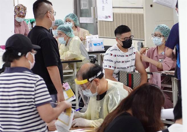 指挥中心表示今日下午14时再开放民眾意愿登记，并新增高端选项。（图／记者姚志平摄影）