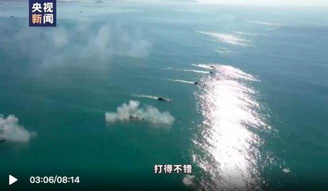 陸解放軍東南沿海奪島登陸實彈演習，快速攻占岸灘高地。（央視新聞截圖）