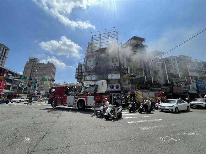 台中市北区西屯路一段及忠明路的交叉口一栋四楼透天厝27日13时25分许传出火警，幸经消防救护人员到场扑灭，并无人员受伤。（民眾提供／冯惠宜台中传真）