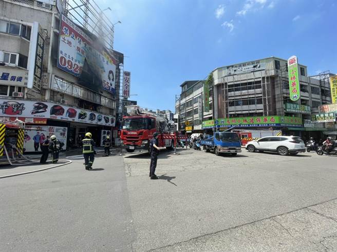 台中市北区西屯路一段及忠明路的交叉口一栋四楼透天厝27日13时25分许传出火警，幸经消防救护人员到场扑灭，并无人员受伤。（民眾提供／冯惠宜台中传真）