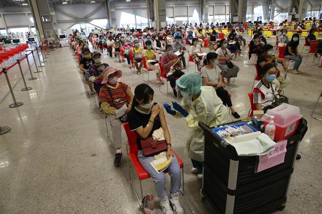 有民眾发现不需要收到简讯就能完成预约，对此指挥官陈时中证实，不以简讯为要件，符合资格者就能预约。（图／记者王英豪摄影）