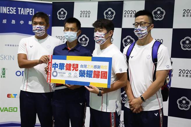 台湾自由车一哥冯俊凯（左二）代表我国二度出征奥运，挑战234公里富士山赛道，最终在136公里处画下句点，26日晚上返抵国门。（台中市府提供／卢金足台中传真）