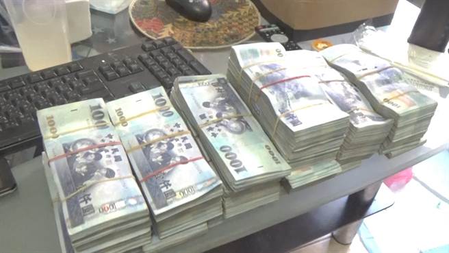 警方在梁姓主嫌住处查扣519万现金。（图／刑事局提供）