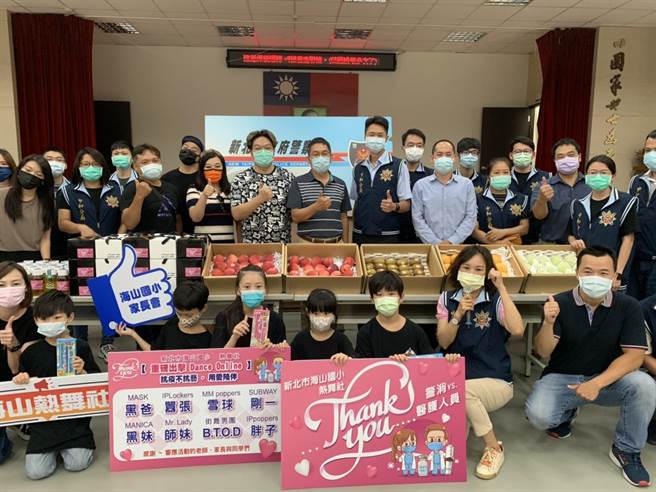 新北市海山国小热舞社学生表演热舞，向中和警分局侦查队刑警表达敬意，感谢他们在疫情期间的付出。（中和警分局提供）