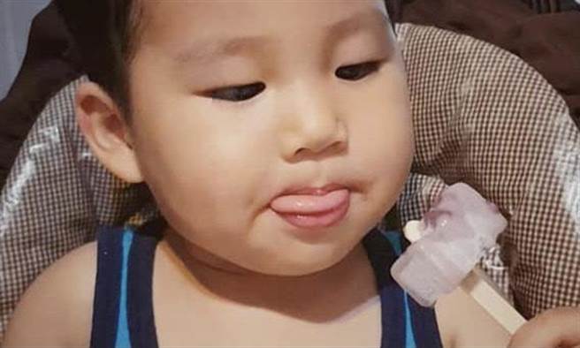 左化鹏》吃冰棒初体验。（照片来源：作者脸书）