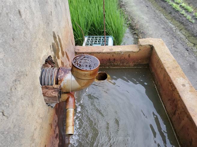 今年浊水溪严重乾涸，沿岸乡镇农用水井抽不到水，马达抽得很吃力。（周丽兰摄）