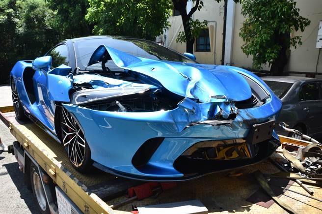 一辆千万超跑麦拉伦27日在国1北上342.1公里高科路段被撞，车头严重毁损。（林瑞益摄）