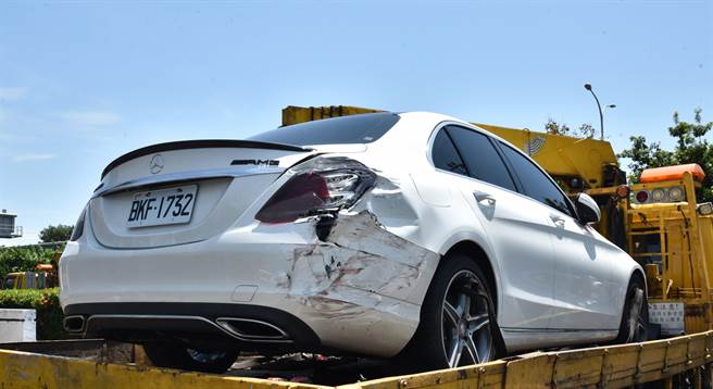 一辆宾士车27日在国1北上342.1公里高科路段被货车追撞，车尾毁损，这辆车才购买3个月，车主相当心疼。（林瑞益摄）