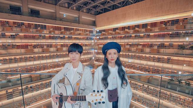 小魏和魏如昀到政大达贤图书馆拍摄〈勇气〉MV，频喊：「书香满满。」（小魏工作室提供）